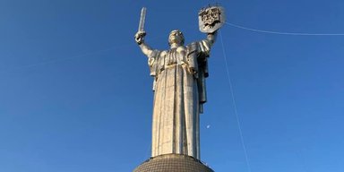 "На своєму місці": на щит "Батьківщини-мати" встановили український тризуб (фото, відео)