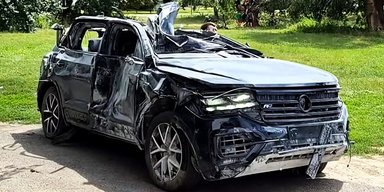 Фантастична живучість: VW Touareg із України поїхав після удару балістичної ракети (відео)