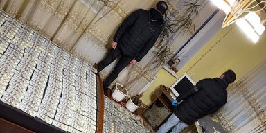 Вся квартира в долларах: мать и сын заработали сотни тысяч на "липовых" инвалидностях
