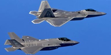 Молния против Хищника: истребители F-22 и F-35 столкнулись в воздушном бою