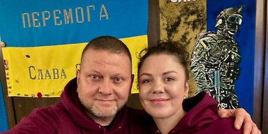 З логотипом ДШВ: Залужний сфотографувався з дружиною у своєму кабінеті (фото)