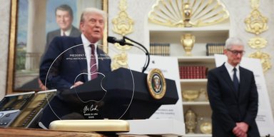 Подарок, или взятка: миллиардер Apple преподнес Трампу золото (видео)