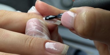 Мастер маникюра объяснила, почему нельзя носить покрытие больше трех недель