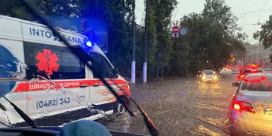 Непогода в Одессе: женщина едва не утонула в луже, школы переходят на дистанционное обучение (видео)