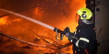 ЗС РФ атакували Одесу "шахедами": горить велике підприємство, є постраждалі (відео)