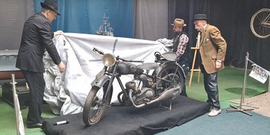 80 років пролежав у землі: в Україні виявили раритетний німецький мотоцикл (фото, відео)