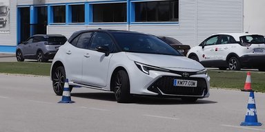 Заряджений хетчбек Toyota Corolla провалив випробування на керованість (відео)