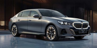 BMW показали великий представницький седан із величезним телевізором у салоні (фото)