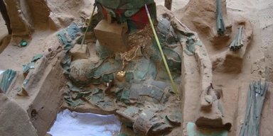 В 1000-летней гробнице в Перу нашли ужасающий хирургический набор (фото)