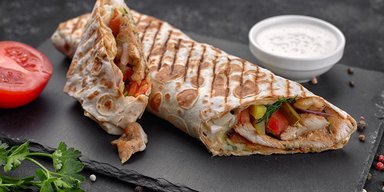 Вкусный перекус: как приготовить шаурму с курицей и соусом цезарь