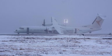 Мрачная тенденция под конец года: самолет загорелся в аэропорту Канады (видео)