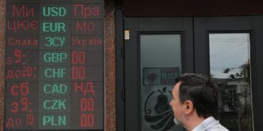 Зміна курсу: чи може долар в обмінниках подорожчати вже у червні