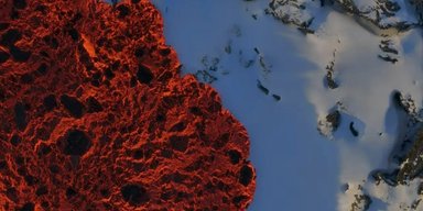 Лід і полум'я. Учені зняли дивовижні кадри того, як розпечена лава сочиться зі снігу (відео)