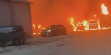 Рятували з вогню: ЗС РФ вдарили по СТО, на якій стояли машини Фонду Притули (відео)
