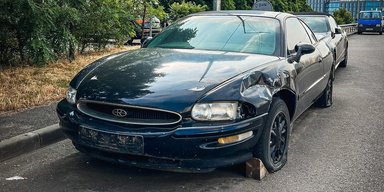 В Україні виявили покинутим люксовий американський автомобіль 90-х (фото)
