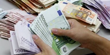 Думали, что сувенирные: на Сумщине коммунальщики выбросили пакет с 6 тысячами евро