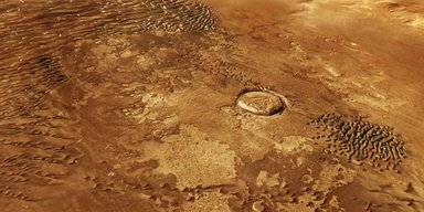 Mars Express сделал потрясающие снимки 100-метровых "металлических" волн на Марсе (фото)
