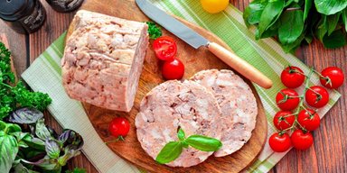 Лучше, чем колбаса из магазина: рецепт вкусной ветчины из индейки