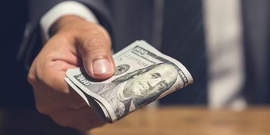 Три простых способа: мужчина прошел путь от жизни в старой квартире до миллионера