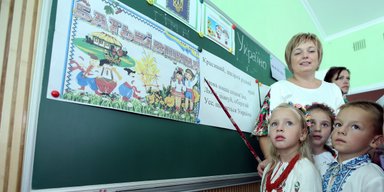 На 50% більше упродовж року: Кабмін пропонує суттєво збільшити зарплати вчителів