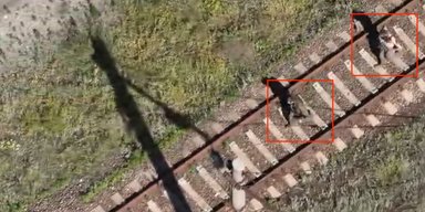 Прикордонники взяли у полон двох піхотинців РФ, використавши лише один дрон (відео)