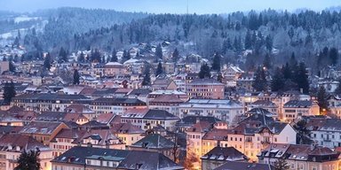 Символ несчастья: возмущенные горожане заставили власть избавиться от позорной елки (фото)