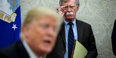 Тысячи бумажных порезов. Как мемуары бывших друзей Трампа уничтожают его шансы на переизбрание