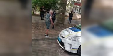 В Одесі чоловік захопив двох заручників у перукарні: район оточила поліція