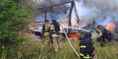 Грузовик сгорел дотла: россияне нанесли удар по трассе Кривой Рог-Днепр, есть погибший, — ОВА (видео)