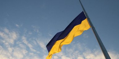 У Києві раптово приспустили головний прапор України: у чому причина