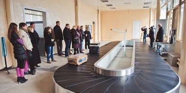 Россиянка в аэропорту выпрыгнула на ленту для багажа, чтобы быстрее добраться до самолета (видео)
