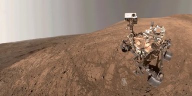 Марсоход NASA сделал селфи на Марсе: в кадр попал неожиданный гость (фото)