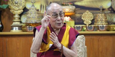 Далай-лама празднует 90 лет: духовный лидер называет себя "простым буддийским монахом" (фото, видео)