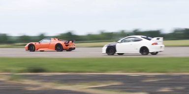 Старий 922-сильний спорткар Honda порівняли з суперкаром Porsche на прямій (відео)
