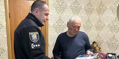 Киевлянину, отогнавшему горящий автомобиль с парковки, вручили награду (видео)