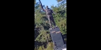 "Что-то знают": в Луганске появился памятник с "датой окончания войны" в Украине (видео)