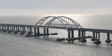 Россияне топят паромы, чтобы защитить Крымский мост: появились спутниковые снимки