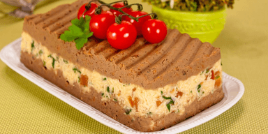 Паштет із курячою печінкою та шаром сиру з помідорами: рецепт святкової закуски