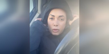 Ви одягали зимову куртку не правильно: блогерка здивувала способом носіння верхнього одягу (відео)