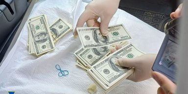 Хотіли продати півмільйона підроблених доларів: у Києві викрили фальшивомонетників (фото)