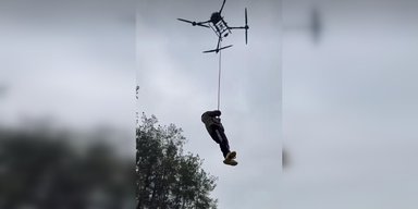 Пілот дрона DJI підняв людину на 10 метрів у повітря: тепер йому заборонено керувати БПЛА (фото)