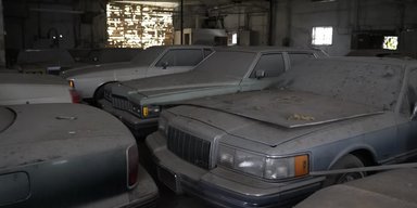 У США виявили покинутий автосалон із десятками машин всередині (відео)