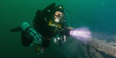 В Британии нашли затонувший корабль с 10 тыс. бутылок, охраняемых "морским чудовищем"