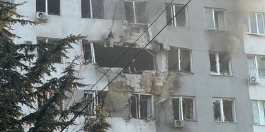 Повреждены квартиры на нескольких этажах: российский БпЛА попал в дом в Одессе (фото)