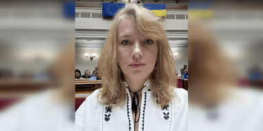 З сережками за тисячі євро: нардепка вдягла сорочку українського бренду за 9 тисяч грн (фото)