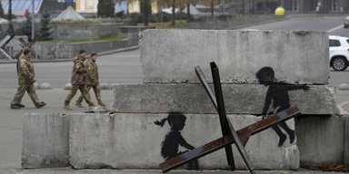Наконец за 2 года смогли обнять маму: Украина вернула из оккупации двух сестричек