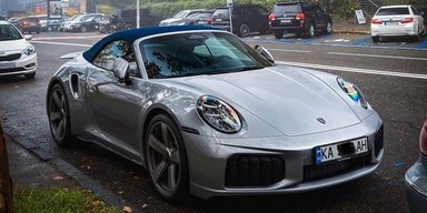 711 "коней" під капотом: у Києві помітили найновіший кабріолет Porsche 911 (фото)