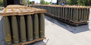 США намерены нарастить производство снарядов, но не хватает главного компонента