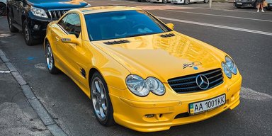 Зірка 2000-х: у Києві помічено рідкісний спорткар Mercedes із ексклюзивним тюнінгом (фото)