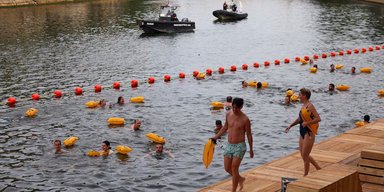 Уперше за 100 років: у Парижі відкрили для купання річку Сена (фото, відео)